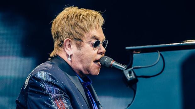 Elton John se queda sin voz en directo: «Lo siento, lo siento mucho»