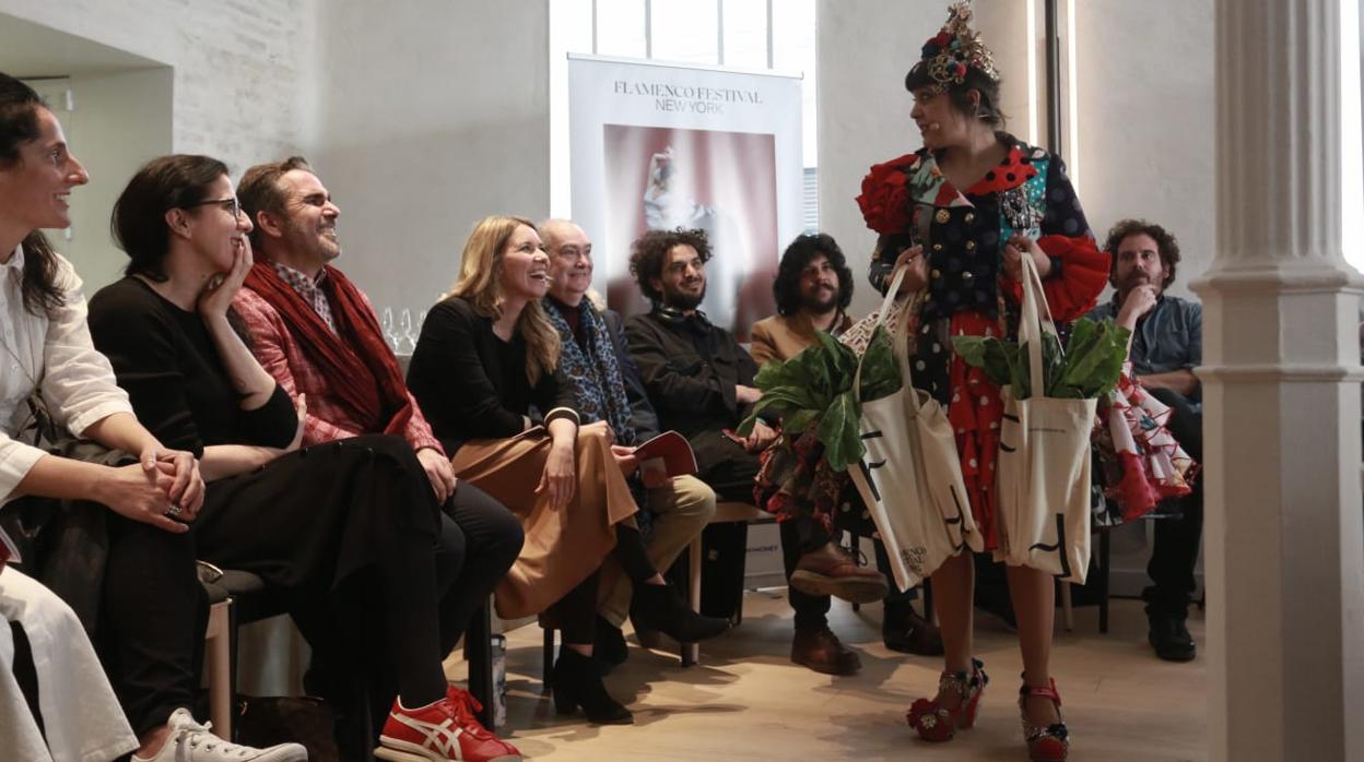 Maui de Utrera realizando una performance cómica ante algunos de los artistas que irán al festival