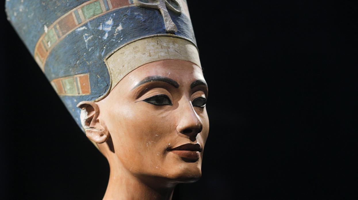 Busto de la legendaria Nefertiti