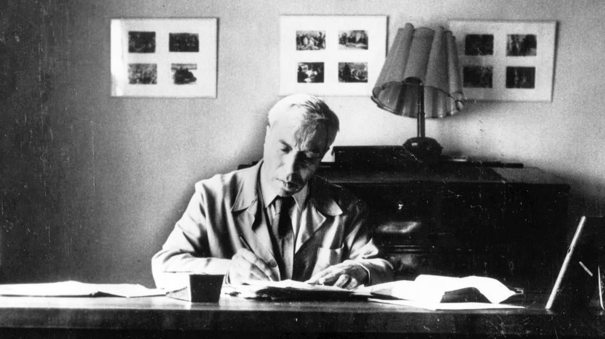 Boris Pasternak fotografiado en el estudio donde escribió «Doctor Zhivago»