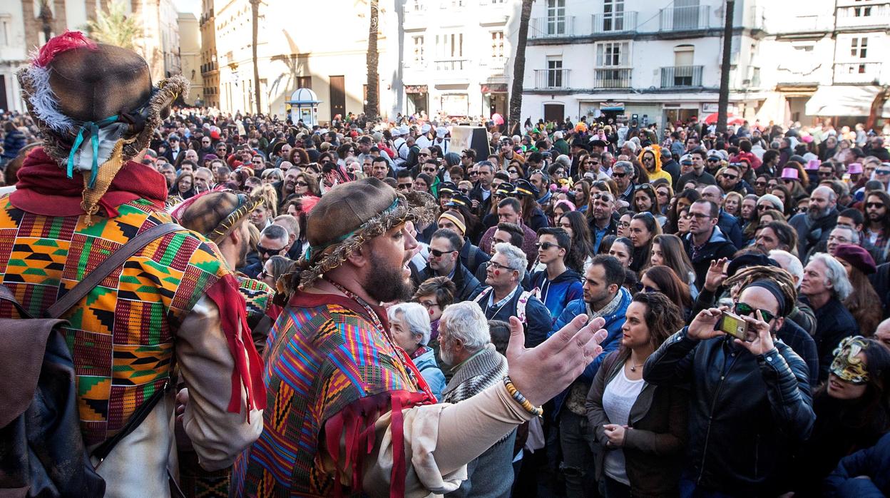 Una agrupación musical cantando coplas en Cádiz