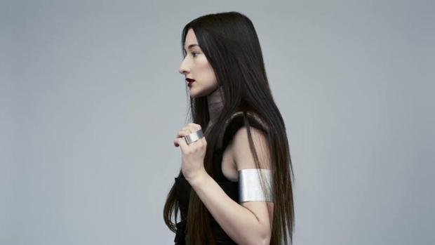 La cantante Zola Jesus estalla contra Spotify: «Meten música falsa para pagarnos menos»