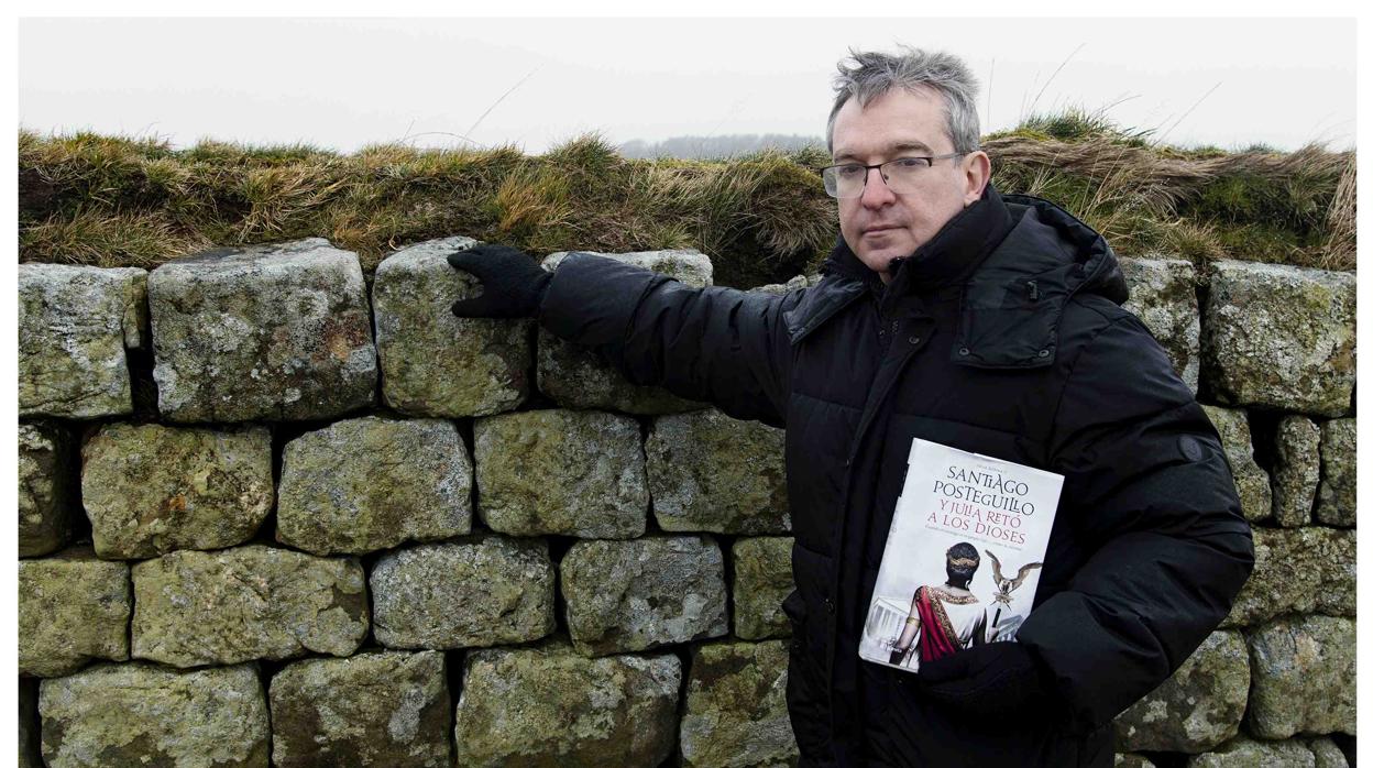 El escritor Santiago Posteguillo, junto al muro de Adriano