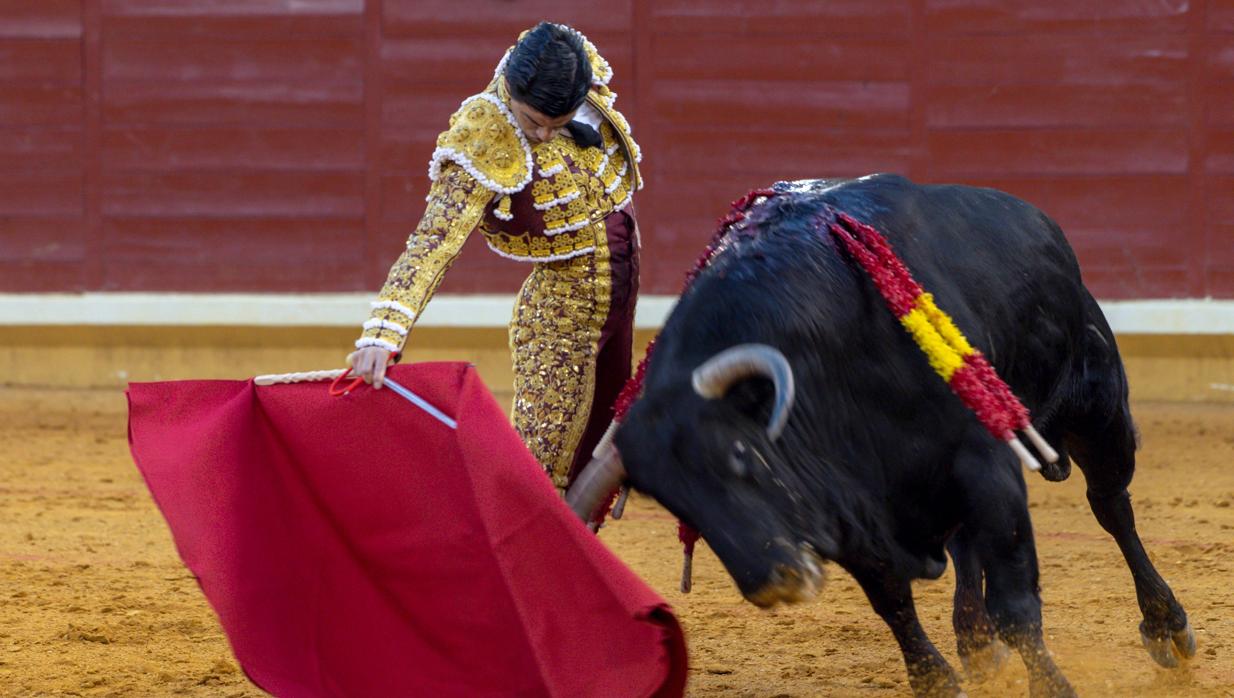 Aguado salió espoleado en el sexto toro, tras haber conseguido dos orejas sus compañeros, y no se quedó atrás