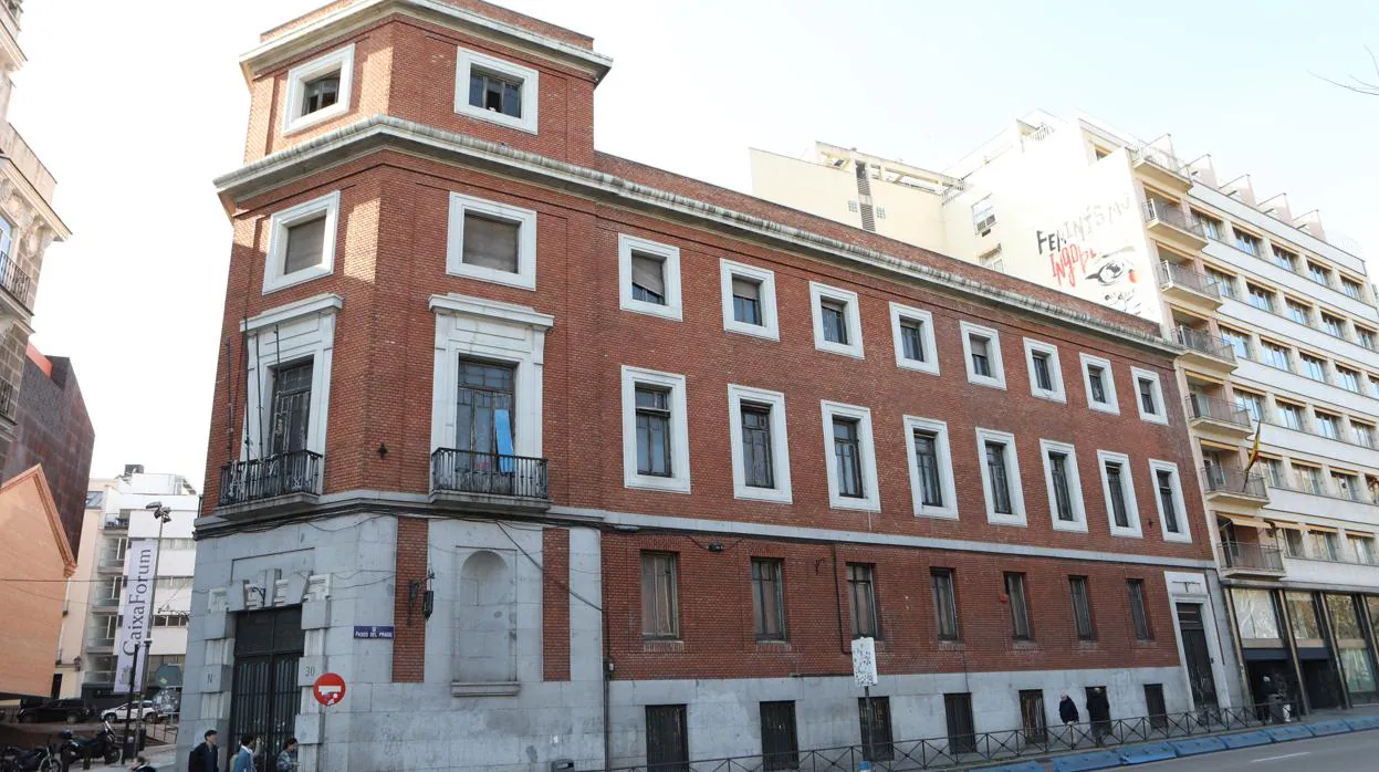 El edificio del que desalojaron a los okucas de la Ingobernable, en el Paseo del Prado