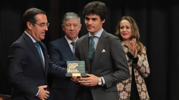 Pablo Aguado, premiado a la «Excelencia Torera» por su triunfo en las pasadas Colombinas