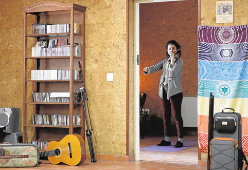 La brasileña Paloma Silveira Rossatto (arriba) es la única residente dedicada a la música de la promoción de este año, lo que le da un cierto privilegio, ya que dispone de un estudio musical insonorizado para ella sola