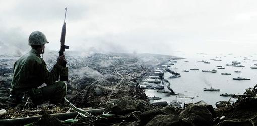 Un soldado norteamericano observa el desembarco en Iwo Jima en «Banderas de nuestros padres», de Clint Eastwood