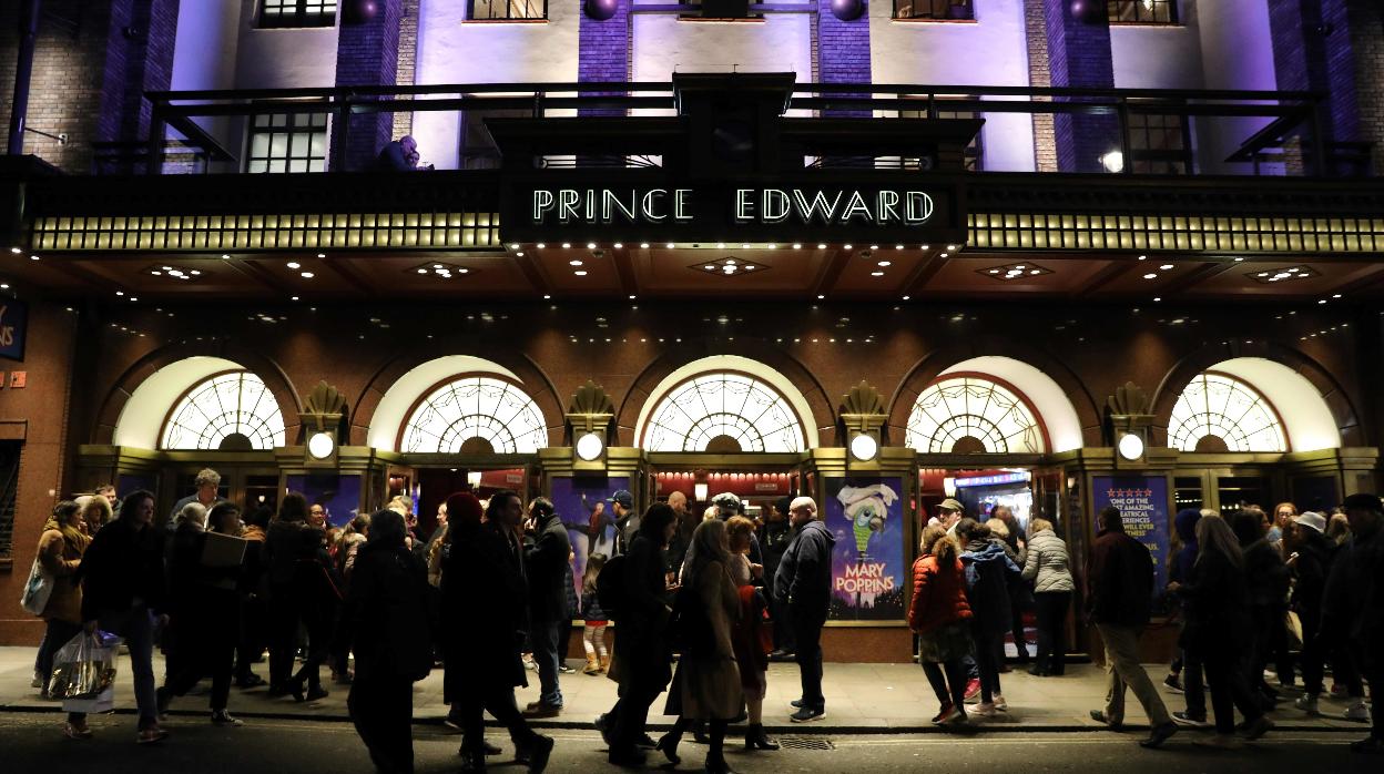 El público ante el teatro Prince Edward el jueves pasado