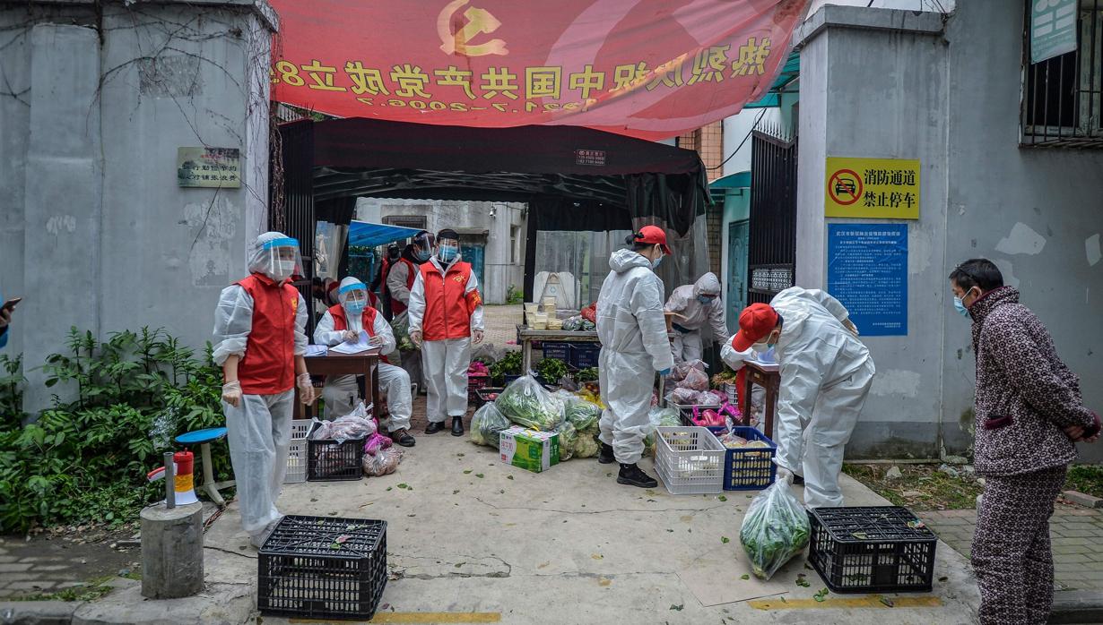 Foto de 16 de marzo de Wuhan donde unos voluntarios reparten víveres a la población