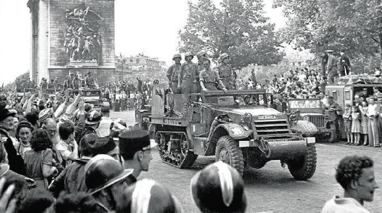 Vehículos de La Nueve, la unidad formada por españoles, tras liberar París en 1944