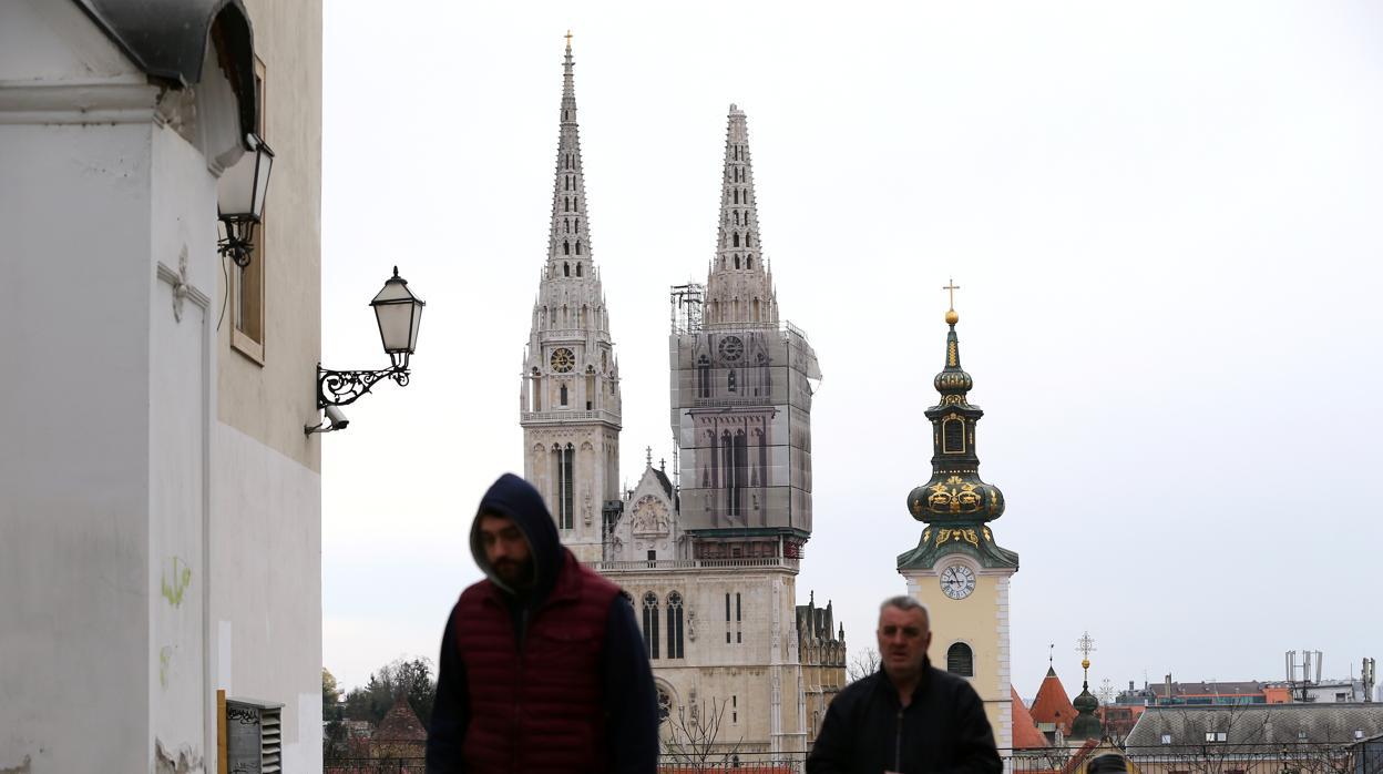 Al fondo, la catedral de Zagreb, cuya punta derecha se ha quebrado a causa de un fuerte terremoto