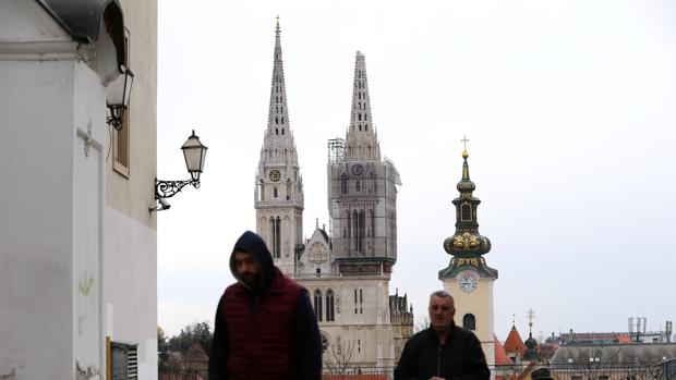 La punta de la catedral de Zagreb, quebrada