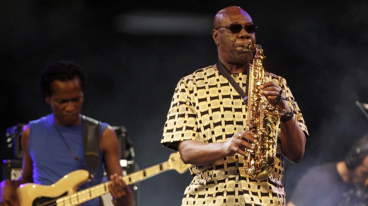 El saxofonista y cantante camerunés Manu Dibango