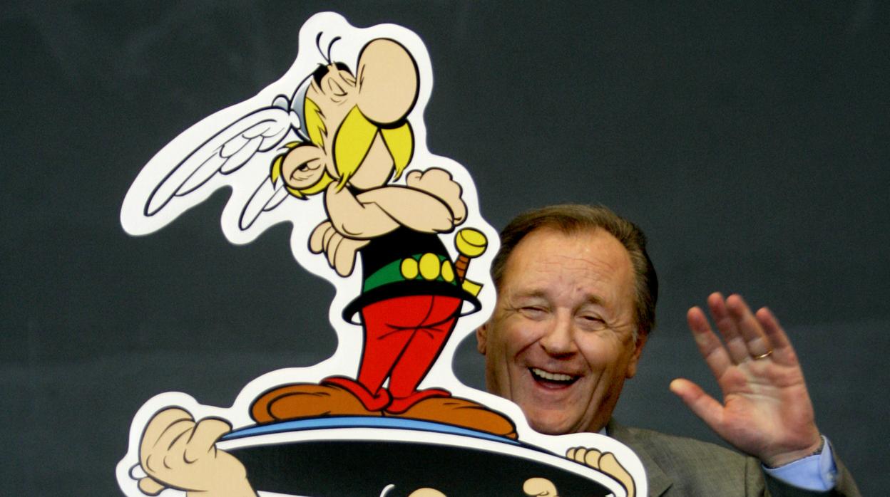 Uderzo posa con su gran creación, Astérix