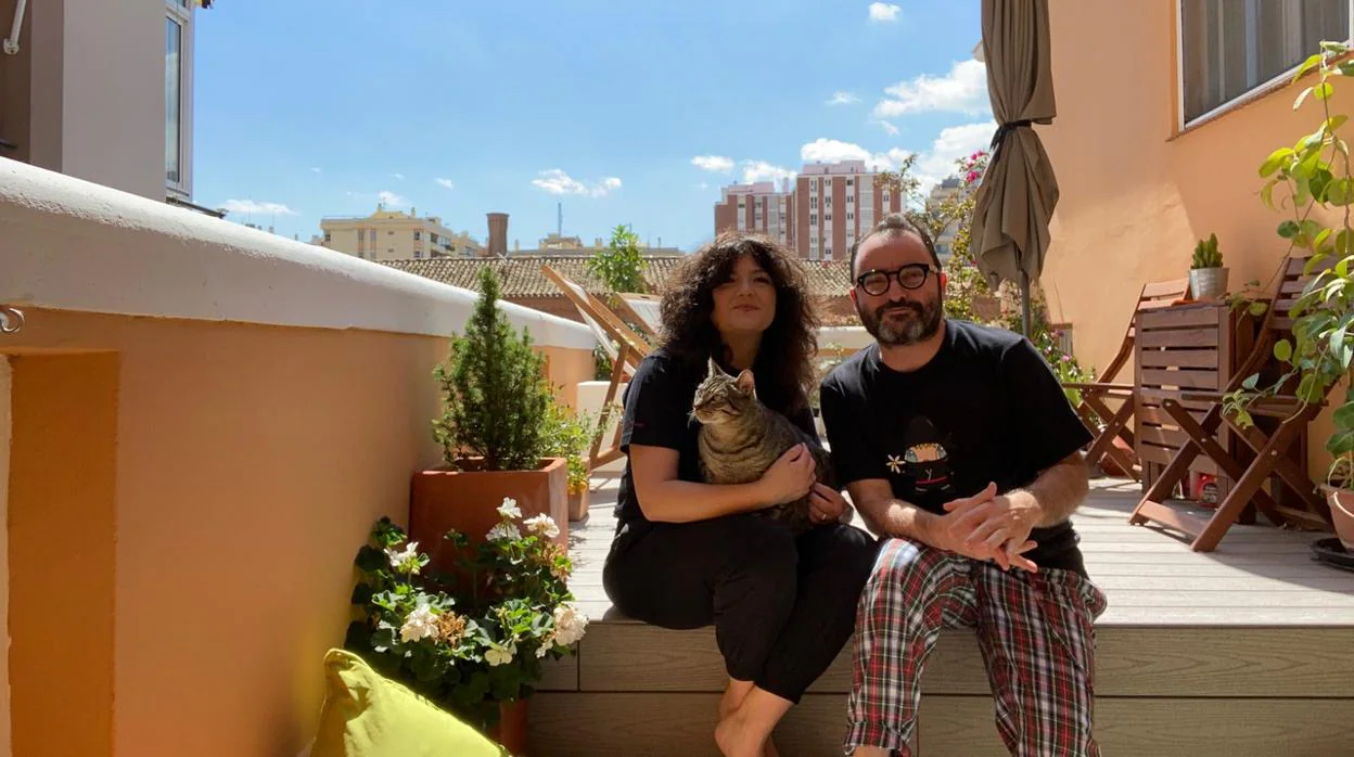 Alicia Gutiérrez y Javi Calleja durante su confinamiento en su domicilio en Málaga