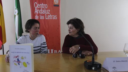 Carmen Moreno (izquierda), en una presentación del Centro Andaluz de las Letras.