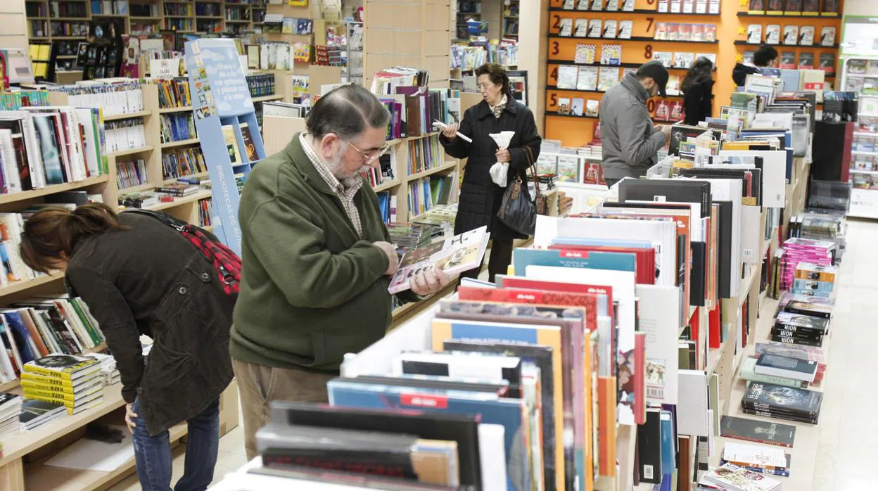 Las librerías, como esta que se ve en la imagen, son el eslabón más frágil de la cadena del libro al permanecer cerradas durante el tiempo que se prolongue el estado de alarma en España debido al coronavirus