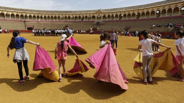 El torero Dávila Miura enseña a torear de salón a través de las redes sociales