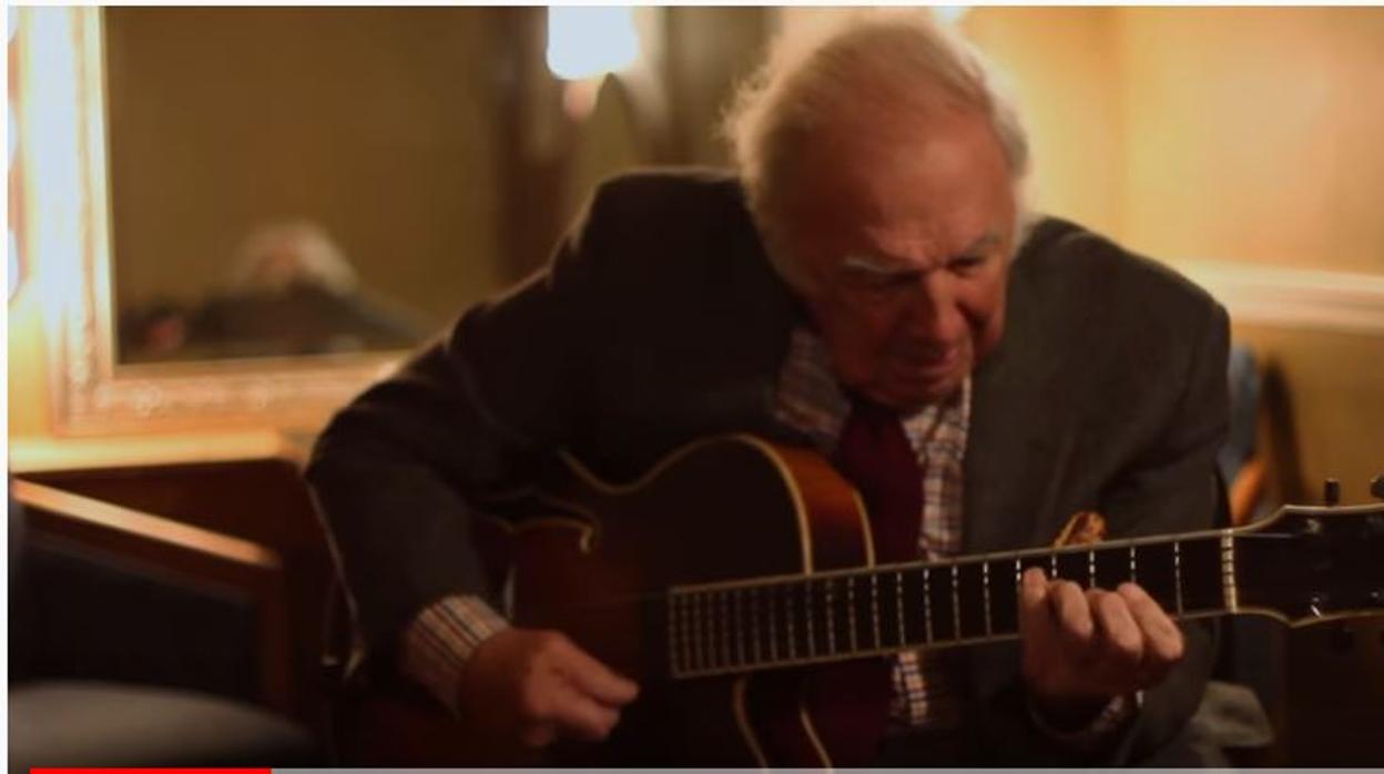 Bucky Pizzarelli en una captura del vídeo «Darn That Dream»