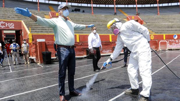 La plaza de toros de Lima, el gran refugio de la gente sin hogar en la cuarentena