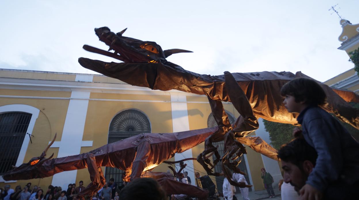 Espectáculo de calle durante la inauguración del feSt en 2018