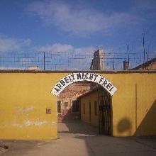 Entrada a Terezin, con el cartel El trabajo te hace libre