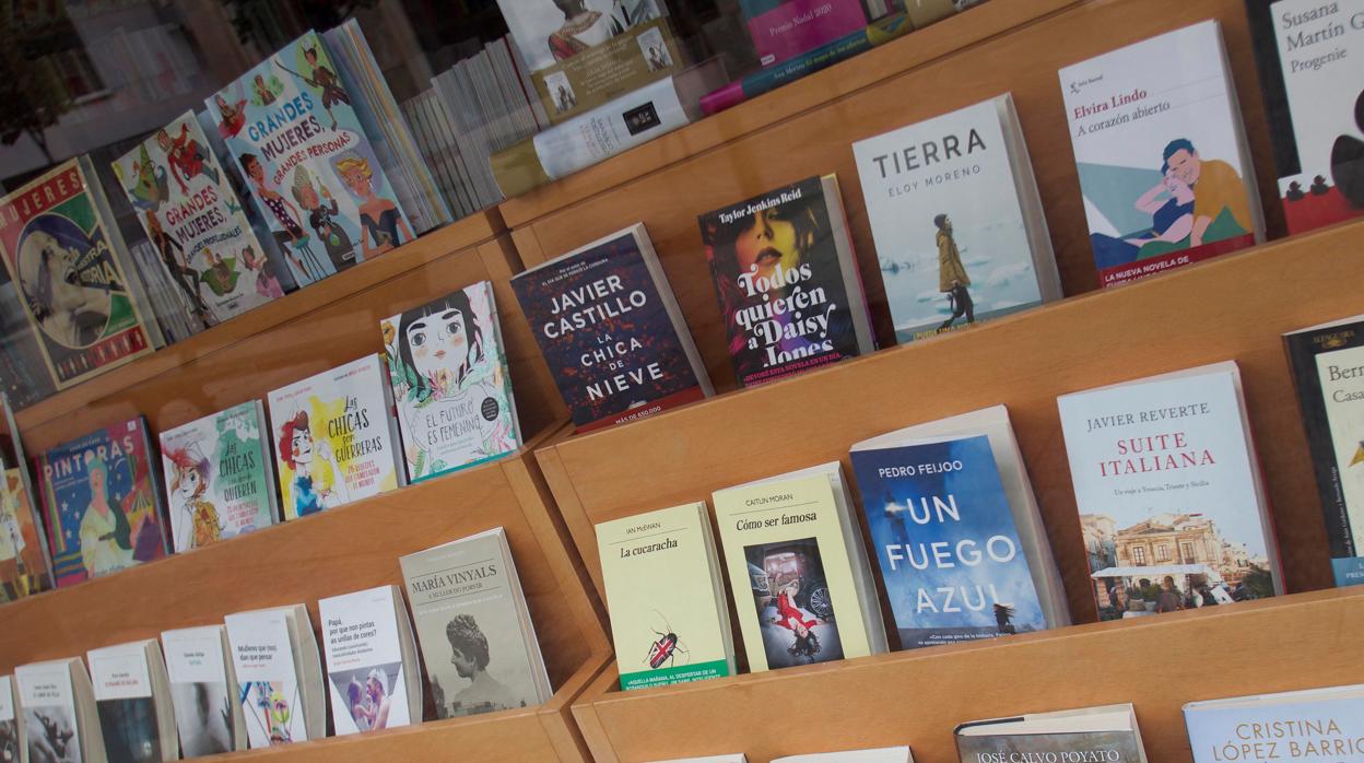 Una librería de Vigo, cerrada y con las novedades en el escaparate