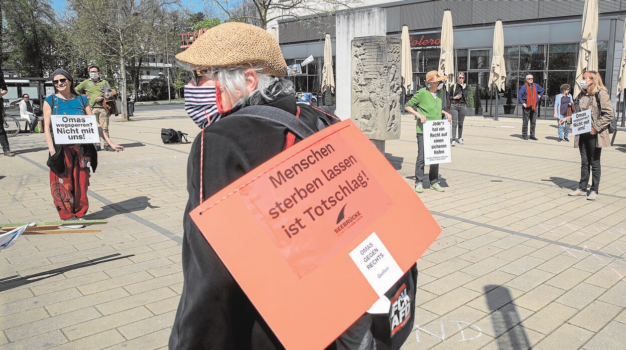Manifestación el viernes en Giessen, bajo el lema «Reforzar la sanidad en lugar de debilitar derechos fundamentales», permitida manteniendo distancia social