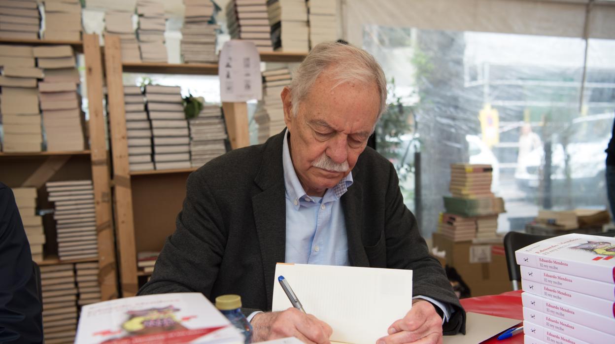 El escritor Eduardo Mendoza, firmando libros el año pasado en Sant Jordi, en Barcelona