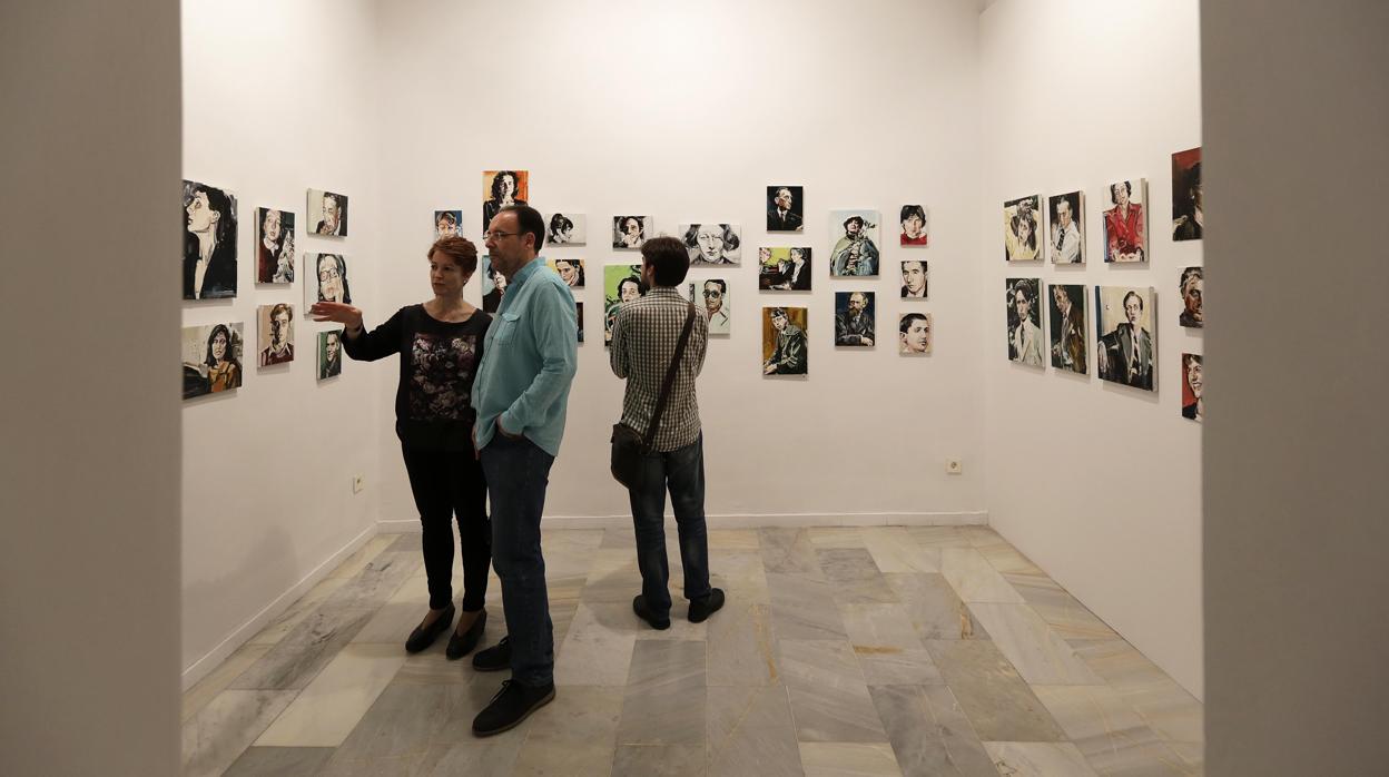 Público en una exposición de una galería sevillana