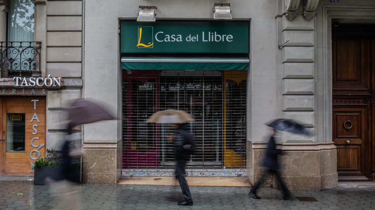 Fachada de una librería de la Casa del Libro cerrada por la pandemia de coronavirus