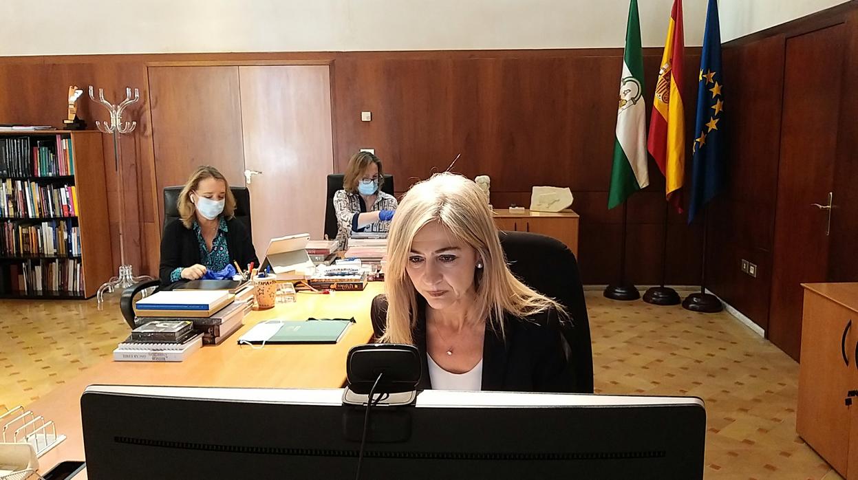 La consejera Patricia del Pozo durante la reunión que mantuvo con representantes del sector del libro