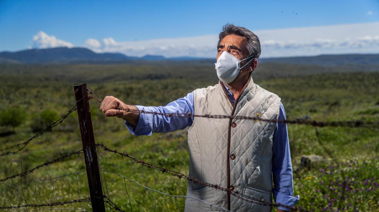 Victorino Martín, con mascarilla, en su finca cacereña