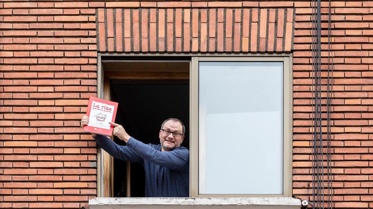 José María Nieto, en la ventana de su casa, desconfinando el humor de su libro