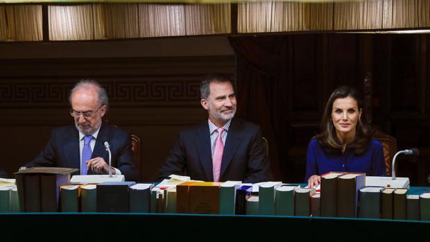 Los Reyes participarán esta tarde en el pleno de la RAE