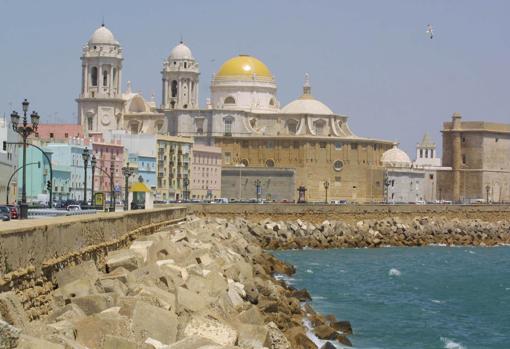 Paseo marítimo por Cádiz con la catedral al fondo