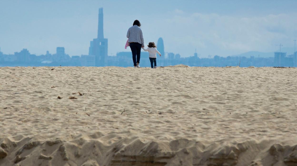 Una mujer y su hija pasean en la playa de El Masnou, Barcelona, esta semana