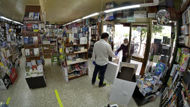 Algo menos de la mitad de librerías de Sevilla reabre en el primer día de la desescalada cultural