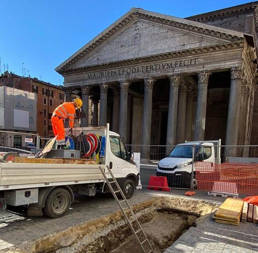 El socavón es tan profundo que la Policía ha tenido que vallar la zona