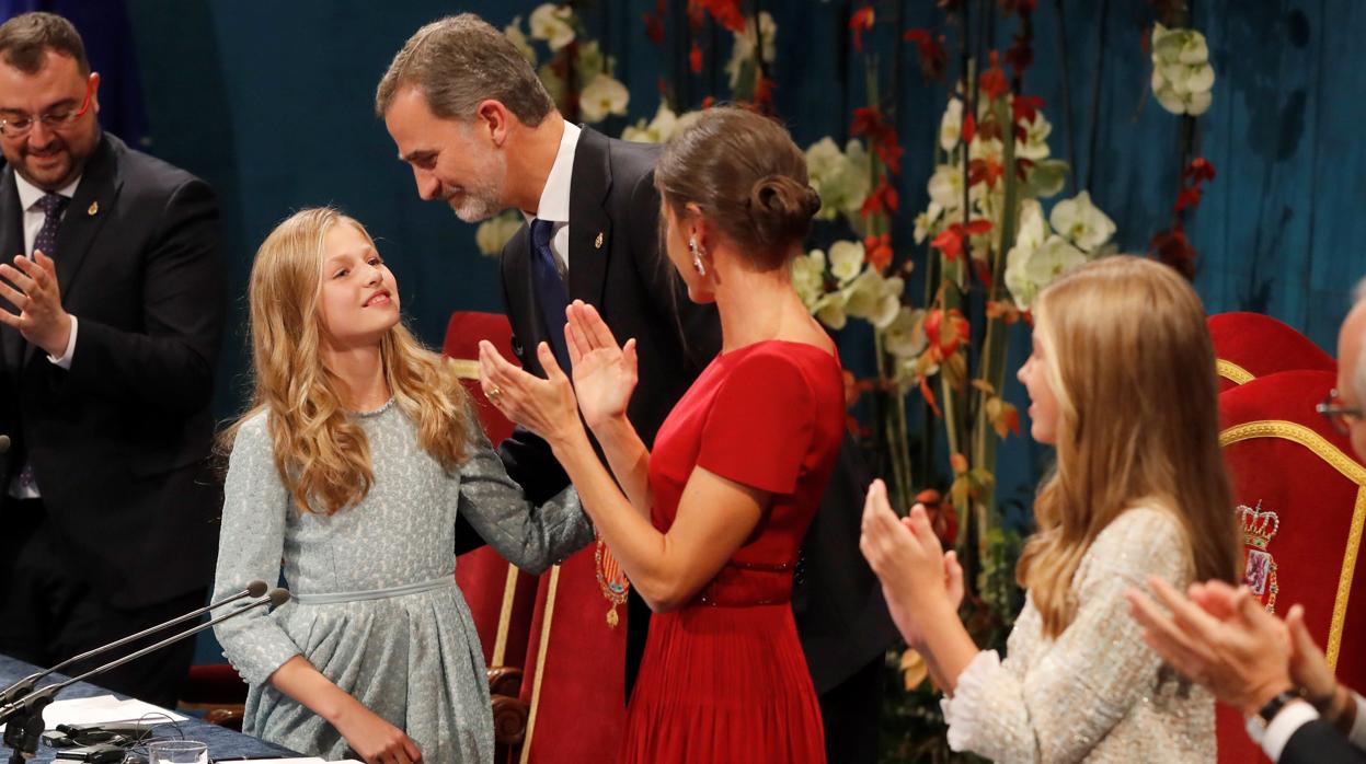 La Princesa Leonor es felicitada por los Reyes, tras pronunciar su discurso en la ceremonia de entrega de los premios Princesa de Asturias 2019 en el Teatro Campoamor de Oviedo