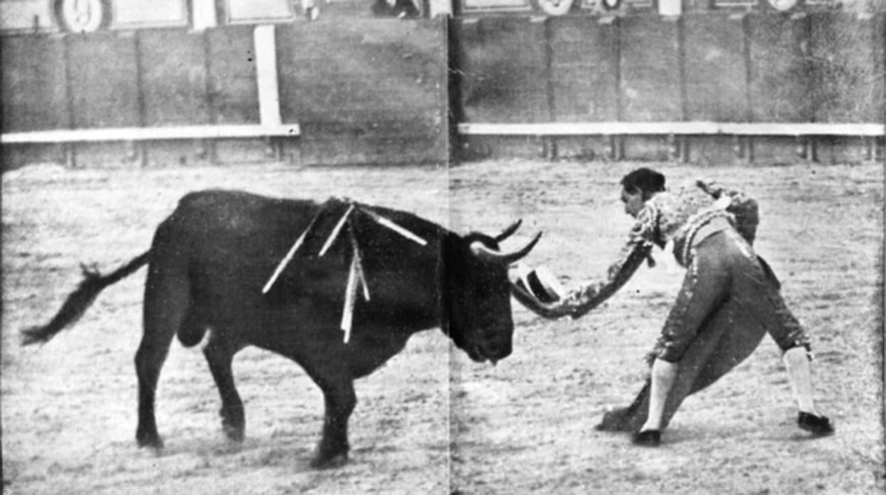 Joselito el Gallo, en un desplante con el sombrero de algún aficionado