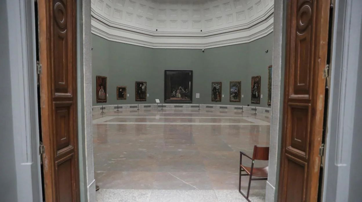 Detalle de la sala del Museo del Prado –en silencio, vacía– que expone «Las Meninas»