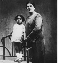 Con su madre, en 1927.