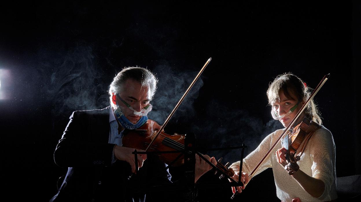 Dos músicos de la Filarmónica de Viena, durante el experimento