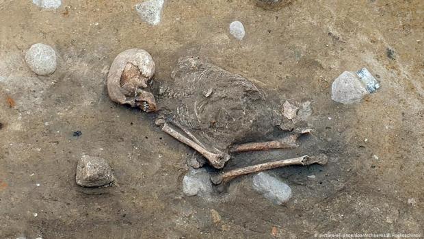 Encuentran un esqueleto de hace 4.500 años que arroja luz sobre los ritos funerarios en la Europa neolítica