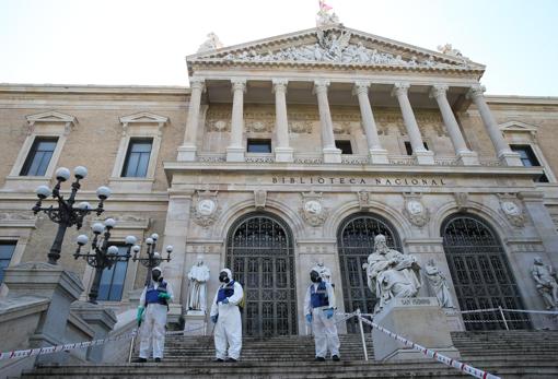 Militares de la UME, esta mañana trabajando en el exterior de la Biblioteca Nacional