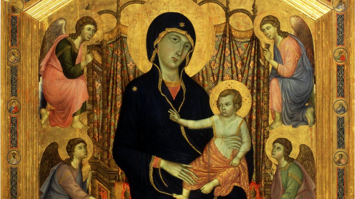 Eike Schmidt, director de la pinacoteca florentina, se refiere a obras como el retablo de la Madonna Rucellai (sobre estas líneas), pintado en el siglo XIII por Duccio di Buoninsegna y que llegó a la Galería de los Uffizi en 1948 desde Santa María Novella y ahí se quedó