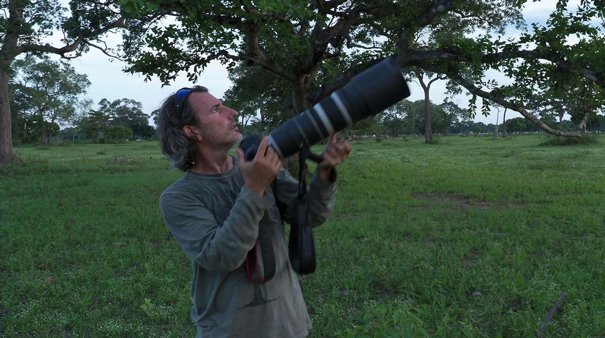 Andoni Canela fotografiando jaguares en El Pantanal (Brasil) para su proyecto «Panteras»