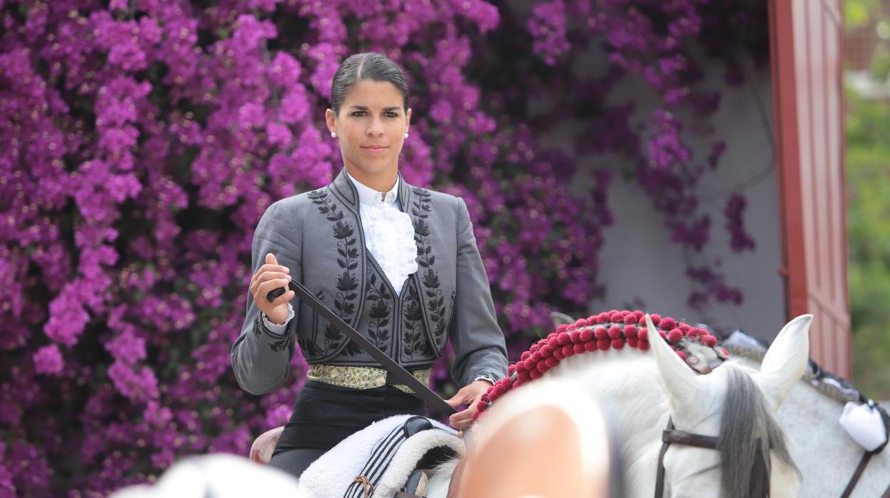 Lea Vicens, a caballo